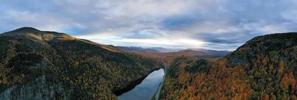 de pointe tomber feuillage dans vif, Nouveau york par Cascade lac. photo