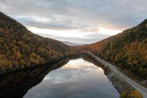 de pointe tomber feuillage dans vif, Nouveau york par Cascade lac. photo