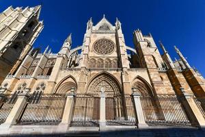 principale gothique façade de leon cathédrale dans le soir, Espagne photo