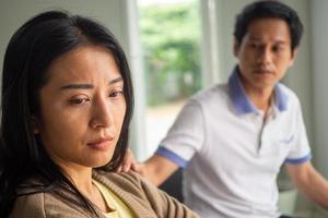 la femme se sentait déprimée, bouleversée et triste après s'être battue contre le mauvais comportement de son mari. jeune femme malheureuse ennuyée par les problèmes après le mariage. photo