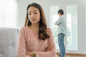 divorce. les couples asiatiques sont désespérés et déçus après le mariage. le mari et la femme sont tristes, bouleversés et frustrés après des querelles. méfiance, problèmes amoureux, trahisons. problème de famille, amour d'adolescent photo