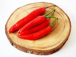 Frais à la recherche rouge gros piments sur une en bois hacher photo