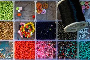 un ensemble créatif de divers beaux matériaux de couture faits à la main. tissage de perles. photo