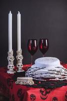 gothique mariage fête table avec gâteau, crânes et bougies photo