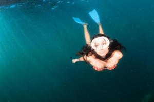 mexicain magnifique fille nager en dessous de une bateau et à venir à vous photo