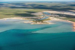 vue aérienne saline dans la baie des requins en australie photo