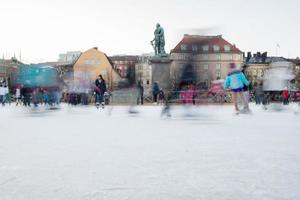 Stockholm, Suède - 29 décembre 2013, les gens en patinant sur la place principale de Stockholm photo
