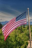Etats-Unis américain drapeau étoiles et rayures sur monter Mckinley Contexte photo