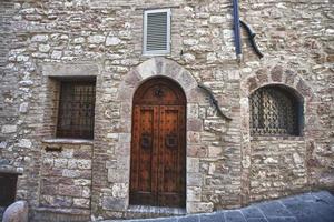 assisi ville de Saint Francis vieux bâtiment en bois porte photo