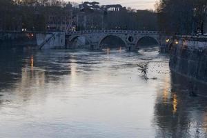 Rome tenace rivière le coucher du soleil pont vue photo