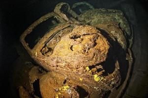 Vieille voiture à l'intérieur de l'épave du navire de la seconde guerre mondiale photo