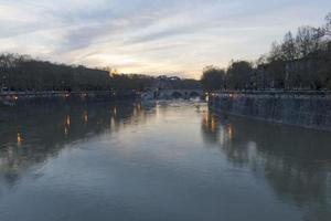 Rome tenace rivière le coucher du soleil pont vue photo