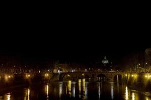 Rome tenace rivière nuit vue avec Saint peter église photo