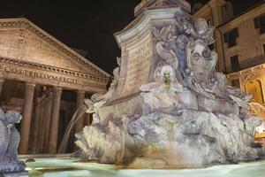 fontaine de la place du panthéon de rome photo