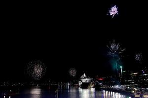 Feux d'artifice dans le port de Stockholm en Suède photo