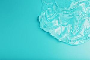 antiseptique gel sur une cyan Contexte dans vagues. photo