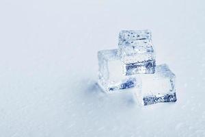 blocs de glace avec des gouttes d'eau en gros plan. photo