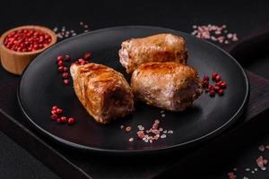 délicieux poulet ou porc Viande rouleau avec champignons, fromage, épices et herbes photo