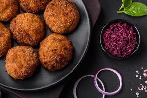 délicieux Frais Viande ou légume côtelettes avec épices et herbes photo