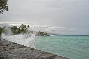vagues de la mer du port de kona dans la grande île photo