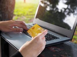 femme d'affaires en utilisant crédit carte payant pour des produits via portable en ligne achats .commodité dans dépenses photo
