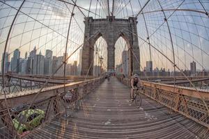 new york - usa - 12 juin 2015 personnes traversant le pont de manhattan photo