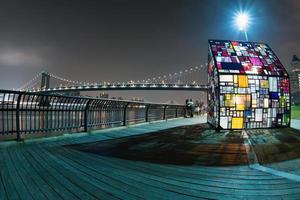 vue nocturne de manhattan depuis brooklyn photo