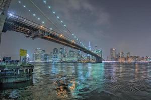 vue nocturne de manhattan depuis brooklyn photo