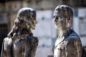 jeunes amants en souriant statue en marbre photo