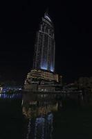 bâtiment dans Dubai à nuit photo