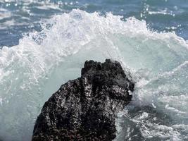 vague de la mer sur le rivage photo