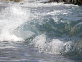 vague de la mer sur le rivage photo