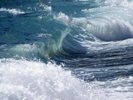 vague de la mer sur le rivage photo