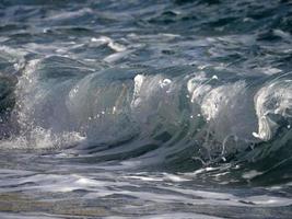 vague de la mer sur le rivage photo