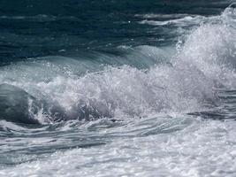 vague de la mer sur le rivage photo