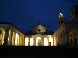 nuit vue de Madone della guardia votif offre sanctuaire sur Gênes Montagne colline église photo