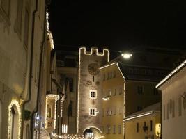 brunico village la nuit en décembre lumières de noël photo