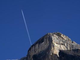 airplaine se réveille sur le ciel bleu des dolomites de montagne photo