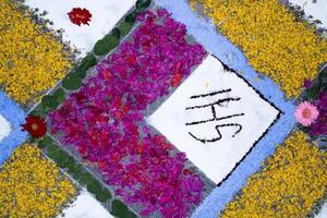 tapis de pétales et de fleurs pour la célébration du corpus domini christi photo