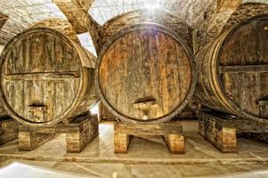 tonneau de vin dans une cave en toscane, italie photo