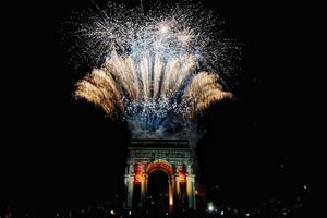 bonne année et joyeux noël feu d'artifice sur l'arc de triomphe photo