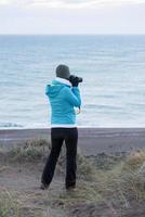 femme à la recherche à rose lever du soleil dans patagonie plage photo