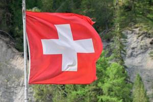 Suisse agitant drapeau sur Montagne Contexte photo