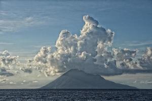 volcan bunaken sur les eaux tropicales turquoises photo