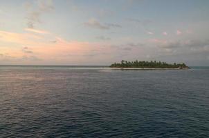 une coloré le coucher du soleil dans le milieu de Indien océan dans Maldives photo