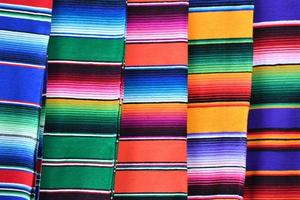 Tissu mexicain de différentes couleurs close up detail photo