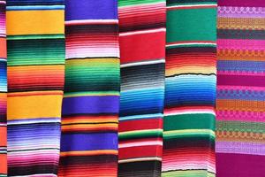 Tissu mexicain de différentes couleurs close up detail photo