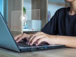 Jeune homme en train de regarder film diffusion en ligne sur le numérique fenêtre avec 4k clarté photo