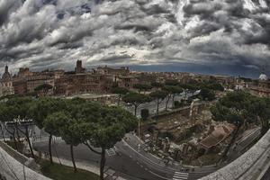 Rome impérial forum et Colisée vue avant une orage photo