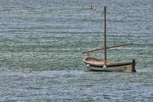 pêcheur en bois bateau amarrage à le port photo